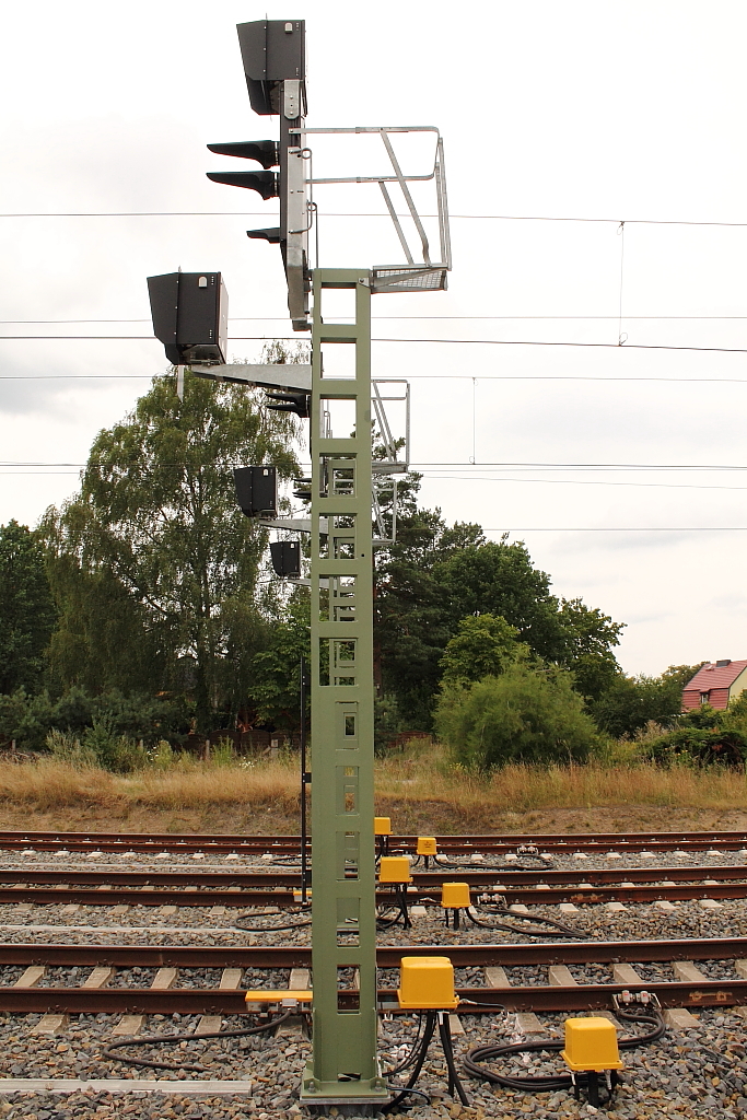 Da hat die Fa. Thales aber millimetergenau gearbeitet.
Drei Ks-Signale als Asig am 24.07.2014 im Bahnhof Nassenheide.
