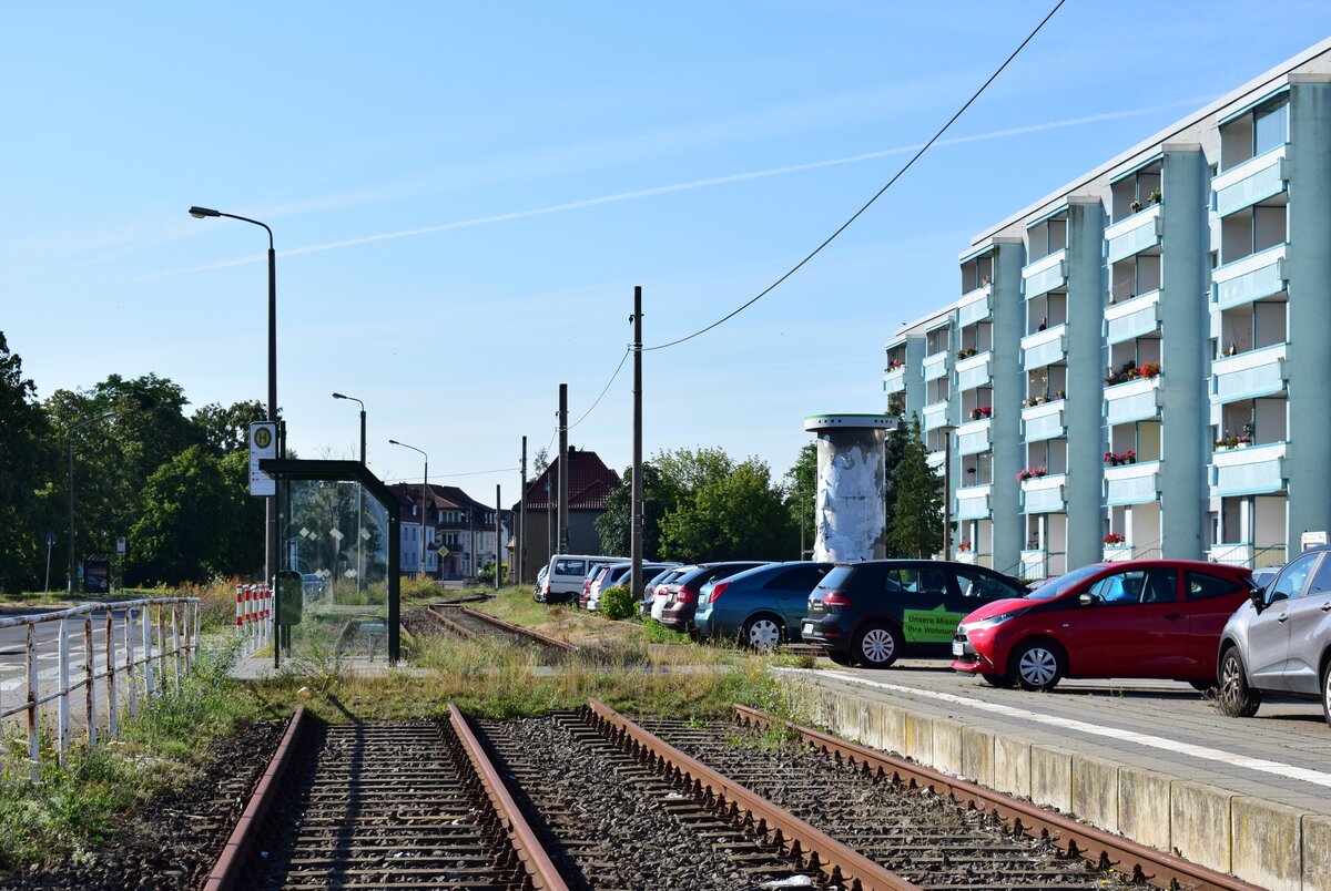 Da hat man das Wartehäuschen der Bushaltestelle doch einfach auf die alten Straßenbahngleise gebaut. Blick auf die ehemalige Haltestelle Kreuzbergstraße in Dessau. Dieser sollte erst 2010 stillgelegt werden. Da die Anwohnerzahl aber langsamer sank wie erwartet hat man den Ast erst zum 2.7.2016 stillgelegt. 

Dessau 27.07.2020