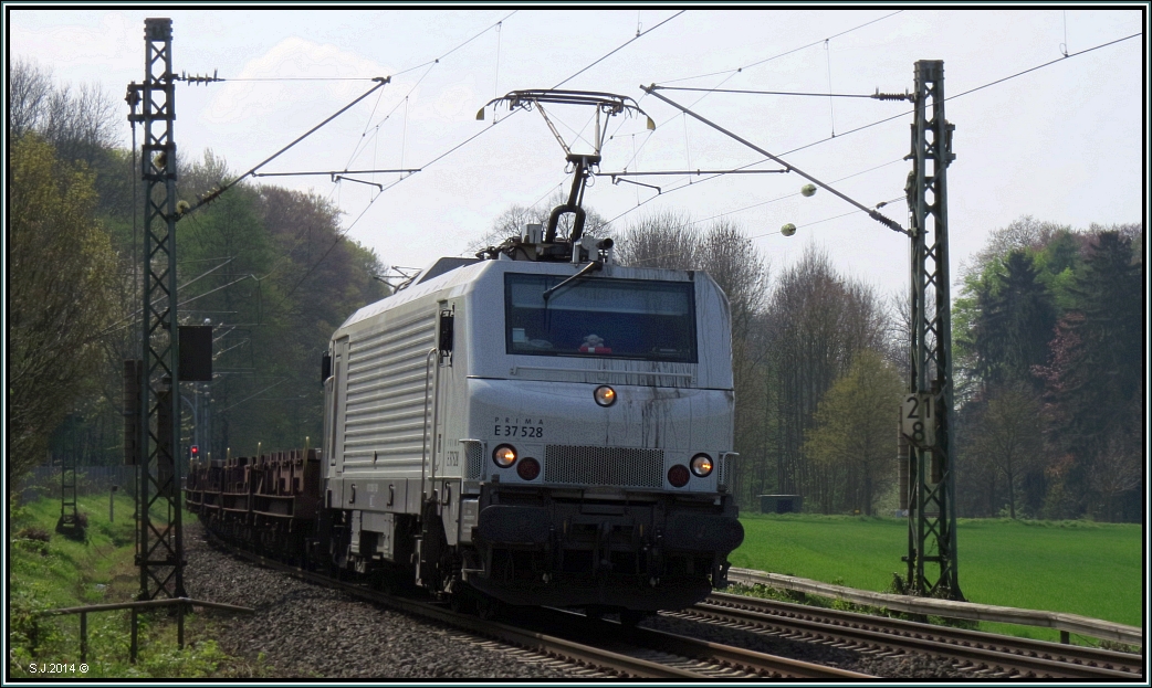Da hat wohl jemand sein Maskottchen dabei,ich dachte zuerst es wäre der Lokführer,aber dafür ist es dann doch ein wenig zu klein ;)
Die CB Rail Prima E 37 im Gleisbogen bei Rimburg (Übach) mit einen leeren Coilzug am Haken auf der Kbs 485. Szenario vom 12.April 2014.