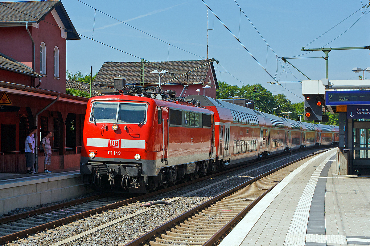 
Da hat wohl wieder eine 120.2 die Grätsche gemacht...
So fährt am 19.07.2014 die 111 149-1 der DB Regio NRW mit sechs Doppelstockwagen als RE 9  rsx - Rhein-Sieg-Express   Aachen- Köln - Niederschelden (Umlauf RE 10909), zehnminutiger Verspätung in den Bahnhof Au (Sieg) ein. Die Umläufe mit den sechs Dosto´s werden, bedingt durch die besseren fahrdynamischen Werte, eigentlich mit Loks der BR 120.2 gefahren.

Die Lok wurde 1980 von Krauss-Maffei in München unter der Fabriknummer 19861 gebaut, der elektrische Teil ist von Siemens. Sie hat seit 2007 die NVR-Nummer 91 80 6111 149-1 D-DB und die EBA-Nummer EBA 01G02A 149.