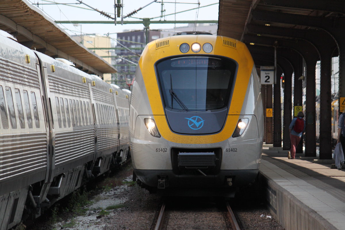 Da der Hauptbahnhof von Göteborg ein Kopfbahnhof ist, kann man vom Querbahnsteig ganz gefahrlos Aufnahmen machen, bei denen man sich sonst in große gefahr begeben müsste. Aufnahmedatum: 08.08.2017 