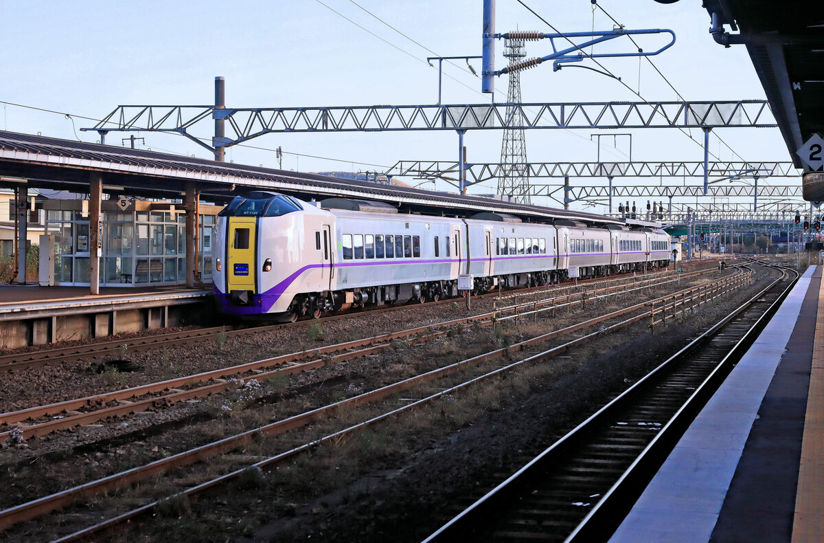Da der Hochgeschwindigkeitszug (Shinkansen) aus Tokyo auf die Nordinsel Hokkaidô zur Zeit erst bis Hakodate fährt, muss die knapp 4-stündige Verbindung nach Sapporo, zur Hauptstadt von Hokkaidô, noch mit Dieseltriebzügen bewältigt werden. Heute (2022) sind alle Dieseltriebzüge vom Typ 260/261-1000. Der Zug im Bild besteht aus je zwei End-Wagenpaaren (vorn Zug 261-1125, hinten Zug 261-1213), mit einem Triebwagen ohne Führerstand in der Mitte (KIHA 260-1320). Meistens werden mehrere Triebwagen ohne Führerstand in der Mitte eingereiht. Higashi Muroran, 26.Oktober 2022  