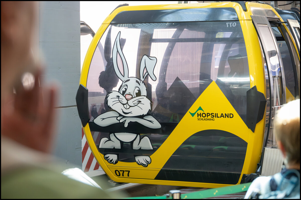 Da hoppelt Sie daher ,.. Eine der Vielen Gondeln der Planaibahn. Für das  Hopsiland  macht der Hase hier Werbung . 29.07.2026