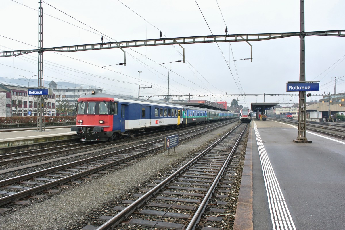 Da IC 2000 als Entlastungszüge für den Wintersportverkehr am Lötschberg gebraucht werden, verkehrten heute zwischen Zürich und Luzern versch. Ersatzzüge. Im Bild ist der EWI/II Reserve-Pendel von Olten mit dem BDt EWI 50 85 82-33 986-9, am Schluss ist die Re 4/4 II 11199, Rotkreuz, 08.02.2014.