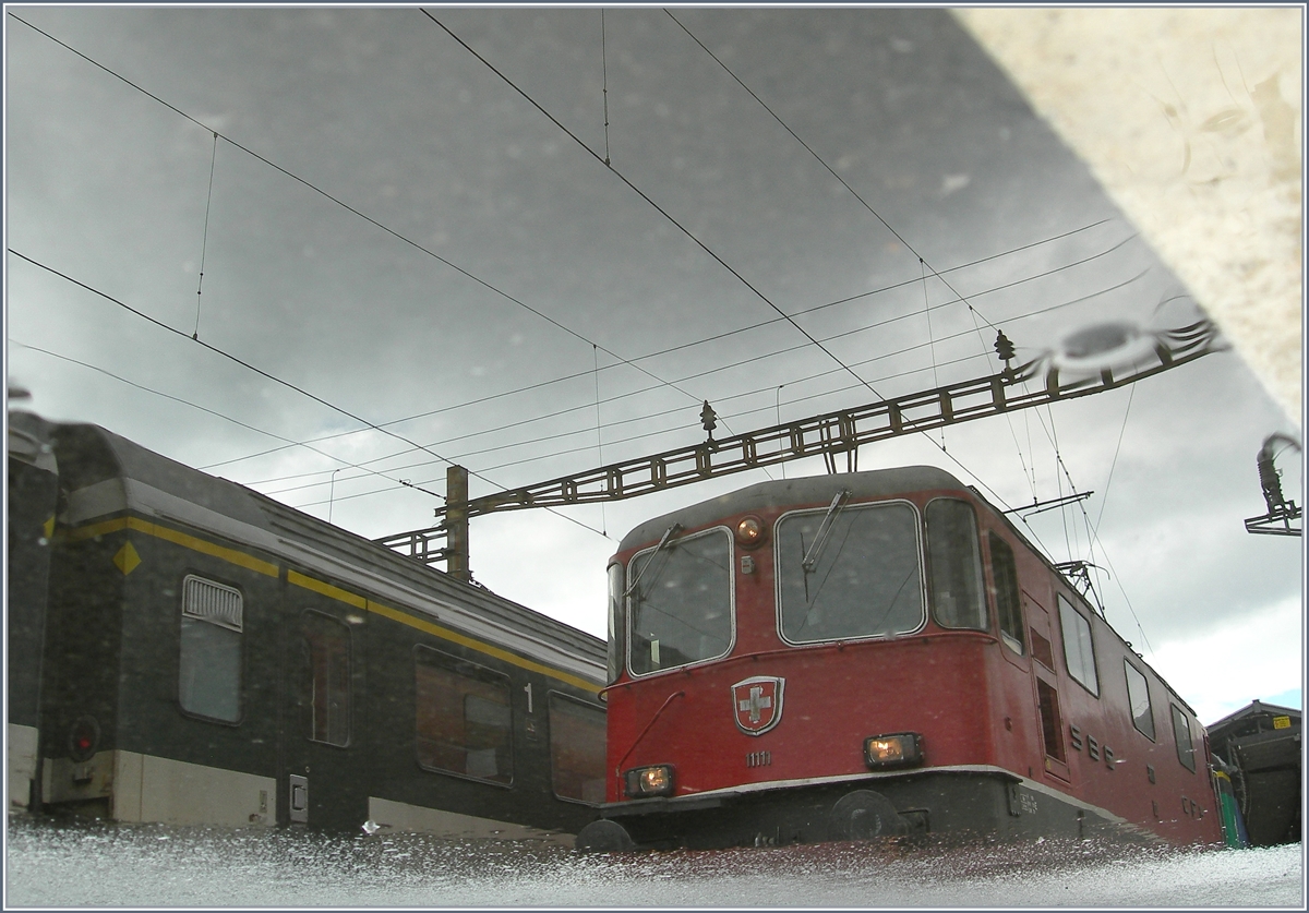 Da ich keine Spiegelreflexkamera habe, hatte ich gestern den Reflex, eine Pfütze als Spiegel zu benutzen. Hier nun das gespieglete Resultat: Re 4/4 N° 11111 mit RE in Lausanne am 29. Februar 2008