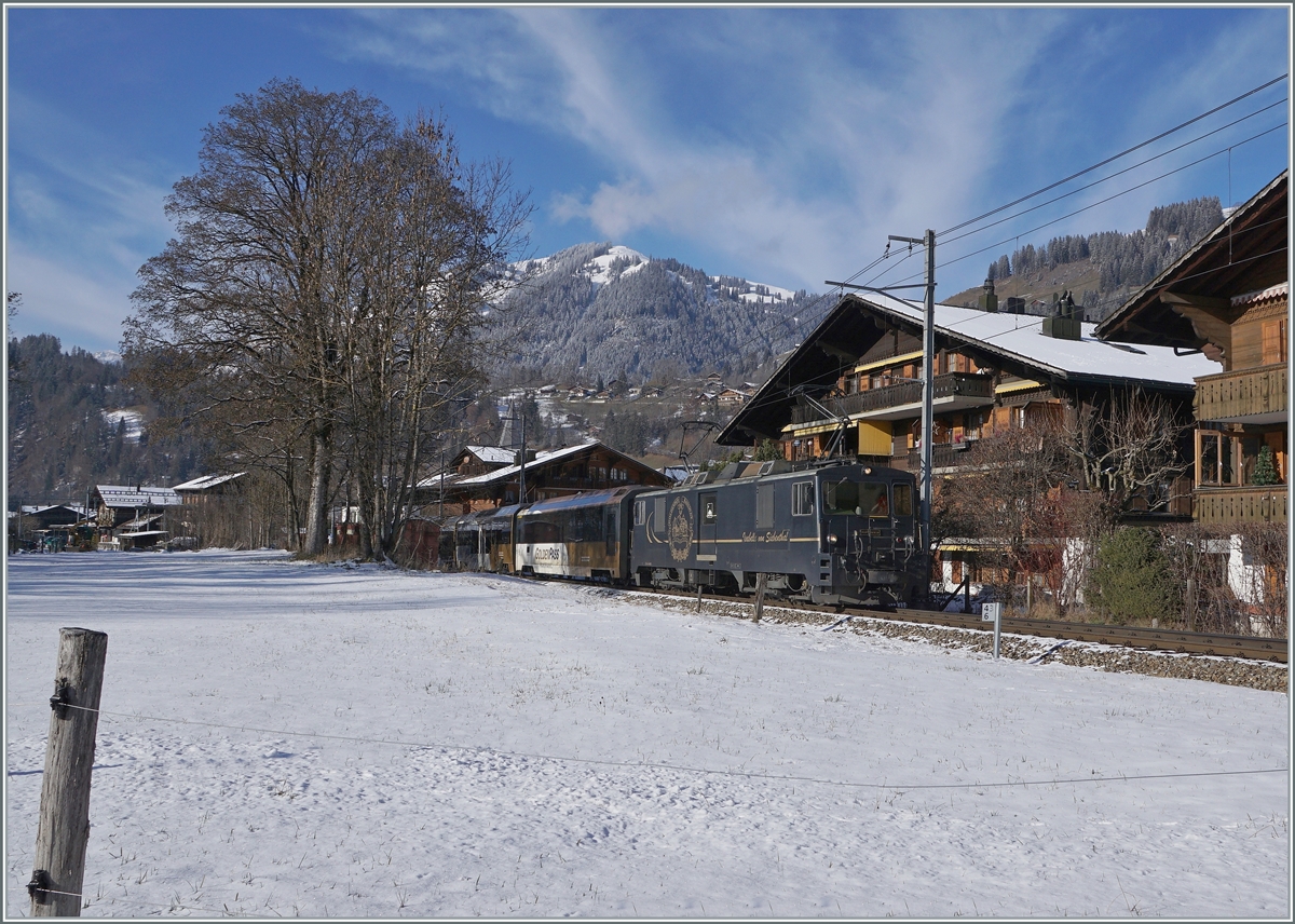 Da ich mich beim Halteort des MOB GoldenPass Panoramic in Saanen etwas verschätzte, musste ich mich ziemlich sputen, um die MOB GDe 4/4 6002 doch noch fotografieren zu können. 

Die GDe 4746002 mit ihrem PE 2122 Ausgangs von Saanen auf der Fahrt in Richutng Zweisimmen. 

3. Dezbember 2020