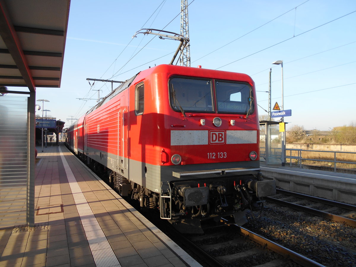 Da ich,am 20.April 2019,mal wieder eine Fototour nach Szczecin unternahm,hatte ich auch genügend Zeit,die 112 133 mit dem RE Stralsund-Falkenberg,in Pasewalk zufotografieren.