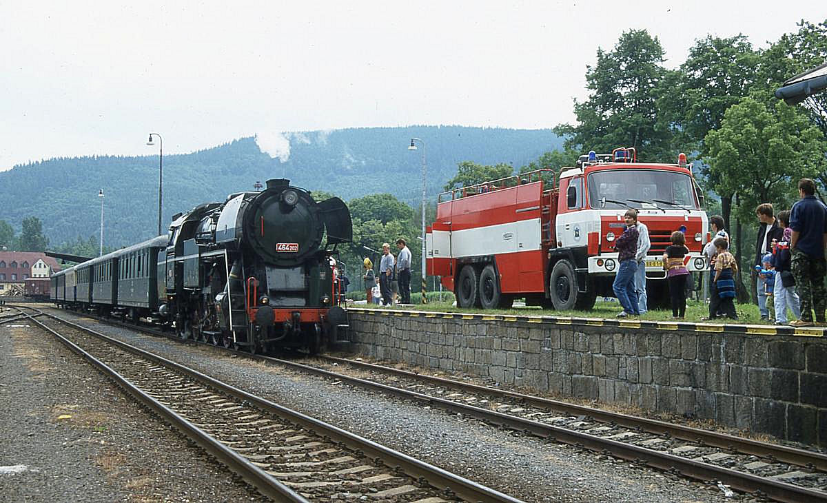 Da die Infrastruktur für Dampfloks auch in Tschechien nur noch in wenigen Bahnhöfen vorhanden ist, muss am 16.6.2001 die 464202 Tenderlok im Bahnhof Karlovice von der örtlichen Feuerwehr mit Wasser versorgt werden.