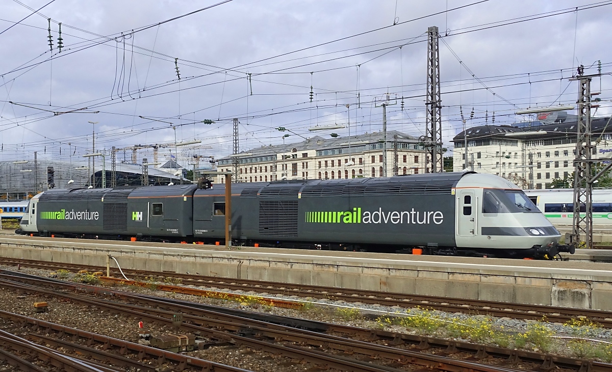 Da die InnoTrans in diesem Jahr ausfällt, veranstaltet RailAdventure in diesem Jahr eine mobile Roadshow und lädt Kontakte und Kunden auf diesem Wege zu Gesprächen ein. Zu den teilnehmenden Fahrzeugen gehören auch die britischen Class 43 92 70 0043480-7 D-RADVE und 92 70 0043484-9 D-RADVE, die am 06.10.2021 im Münchener Hauptbahnhof (für Fotografen leider äußerst unvorteilhaft) abgestellt sind. 
