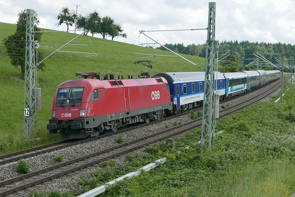 Da im Juni ein Streckenabschnitt der Arlbergbahn baustellenbedingt gesperrt war, wurde unter anderem der NJ 466, Wien - Zürich, über Memmingen und Lindau umgeleitet. 1116 041 mit dem Nachtzug am 23.06.2021 bei Schlachters.