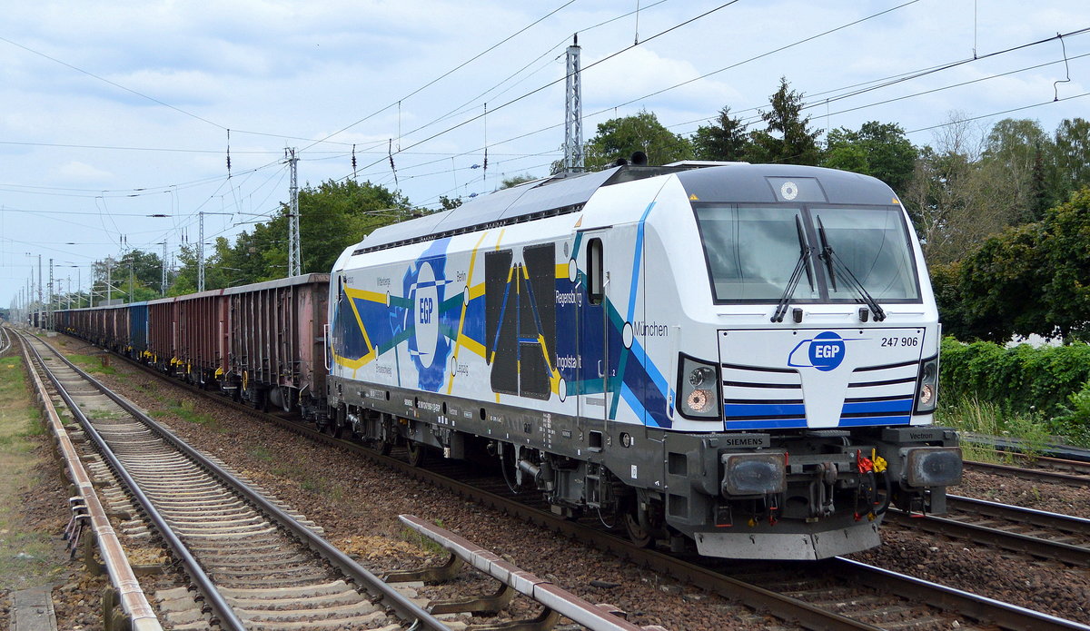 Da kam nach dem großen Regen am späten Nachmittag noch die EGP - Eisenbahngesellschaft Potsdam mbH, Potsdam [D] mit einer ihrer beiden so schön gestalteten Dieselvectron, der  247 906  [NVR-Nummer: 92 80 1247 906-1 D-EGP] mit Ganzzug offener Drehgestell-Güterwagen am 10.07.20 in Berlin Hirschgarten vor die Kamera gefahren.