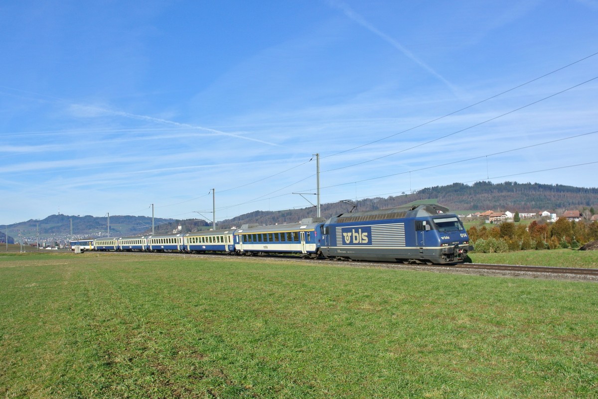 Da der Kambly EWIII Pendel bis Anfangs Februar im Unterhalt ist, wurde als Ersatz aus EWI Reservewagen ein Ersatzpendel formiert. Im Bild ist der RE 4373 mit der fhrenden Re 465 014-9, A Salon Bleu, AB, 3 B und BDt ex. SBB bei Worb SBB, 06.01.2015. 