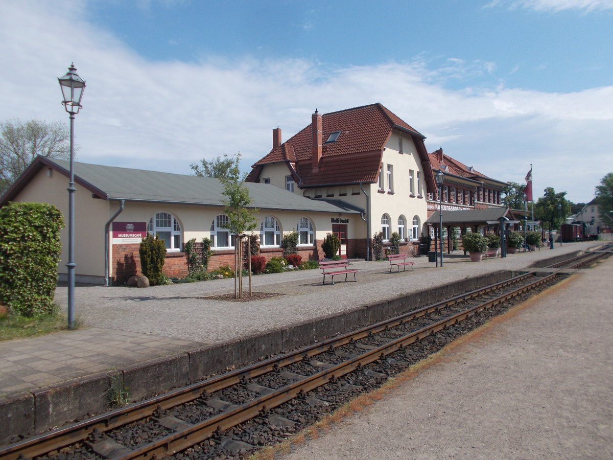 Da kann sich die Bahn eine Scheibe abschneiden,in welchem Zustand das Bahnhofsgebäude von Kühlungsborn West gegenüber einigen Bahnhofsgebäude der Bahn ist.Aufnahme vom 10.Mai 2018.