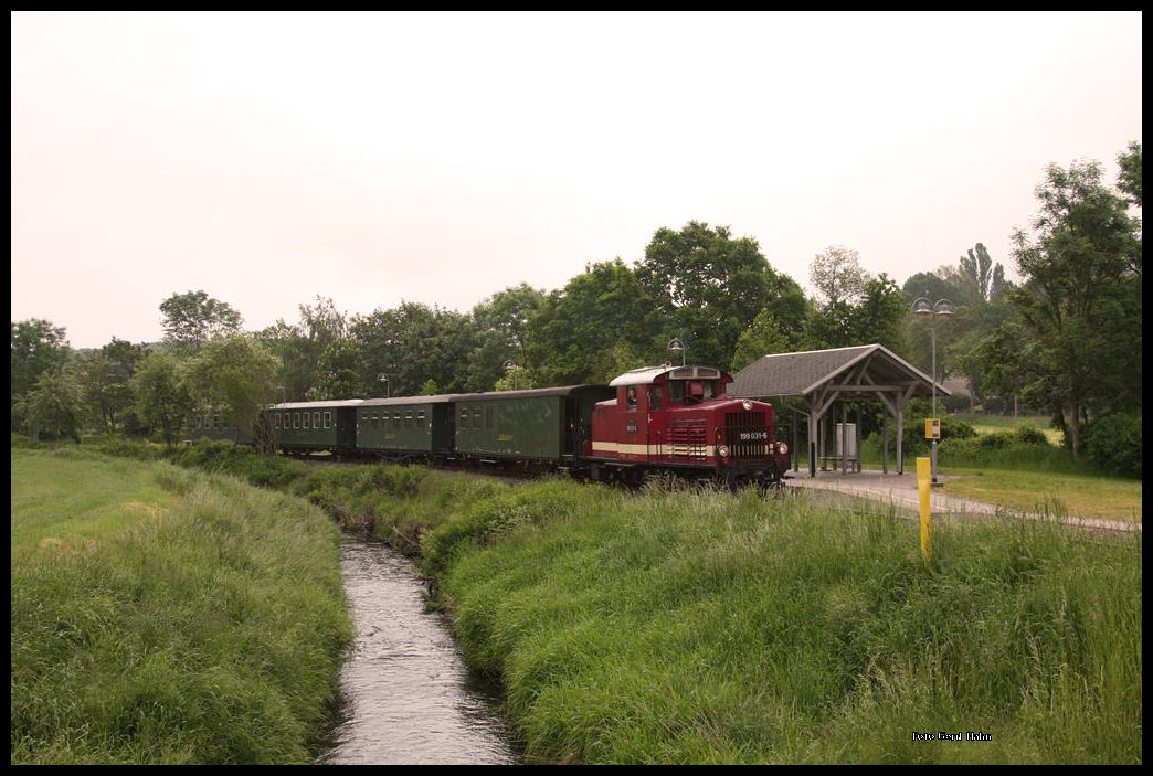 Da kein Fahrgast zu sehen war und auch niemand aussteigen wollte, fuhr 199031 am 26.05.2016 um 8.36 Uhr zügig beim Haltepunkt  Altoschatz Rosenthal  in Richtung Mügeln durch.