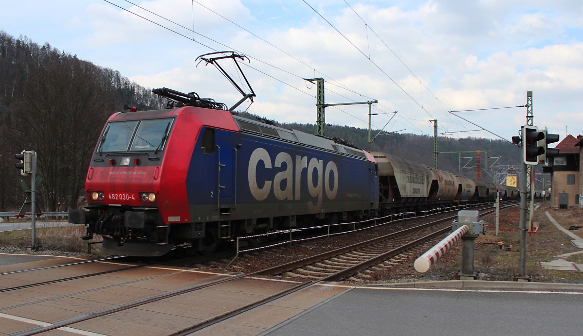 Da kommt am 16.03.2015 der Schutzfink wieder aus Bad Schandau zurück. Die 482 030-4 hatte in Bad Schandau einen Getreidezug abgeholt und passiert gerade den BÜ in Königstein.