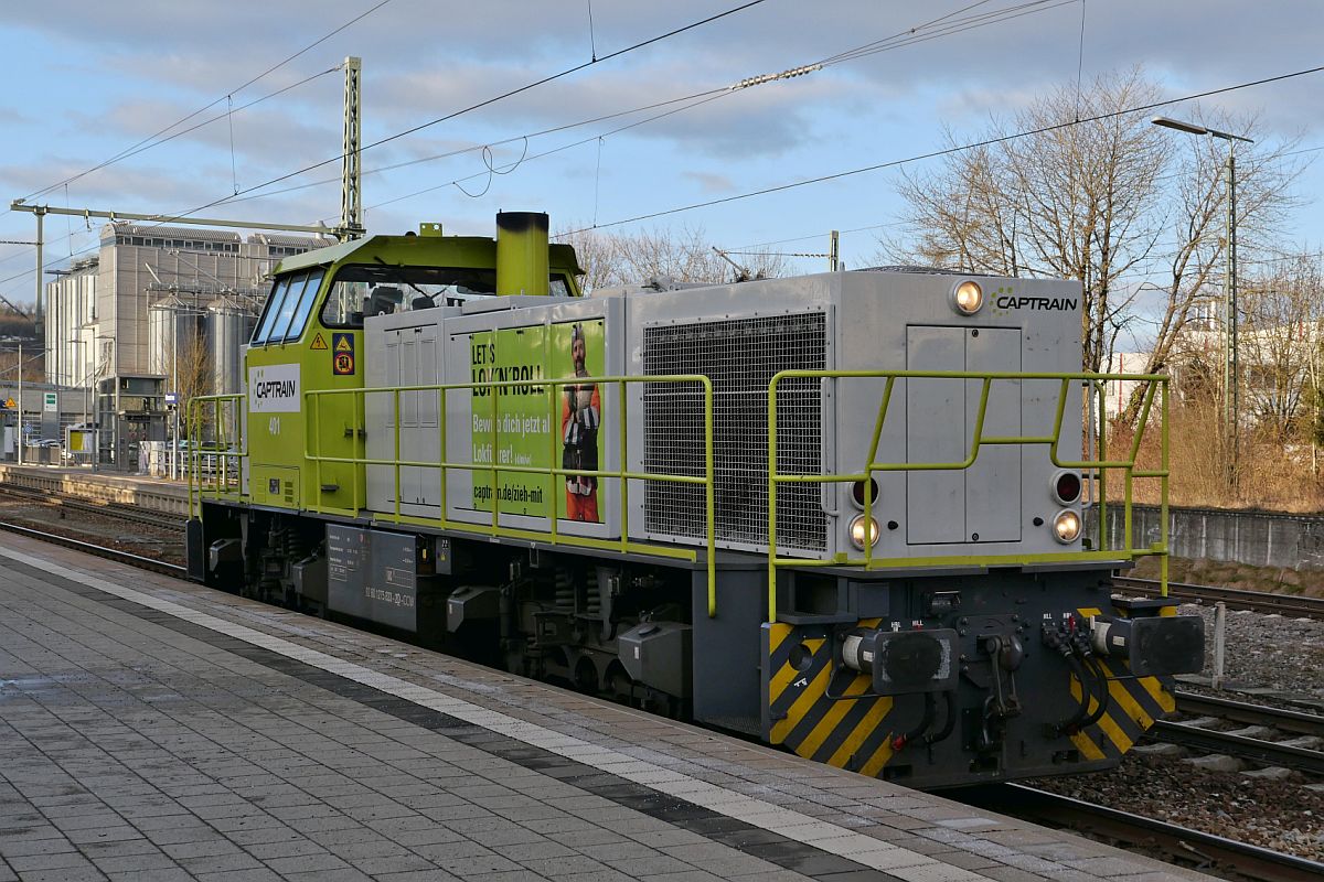 Da kommt der Bahnpendler nach Feierabend zum Bahnhof, um mit dem Zug nach Hause zu fahren und dann ist das Gleis 1, auf dem der Zug planmäßig abfahren sollte, belegt. 275 833-2 von CAPTRAIN am 07.02.2022 im Bahnhof Biberach (Riß).