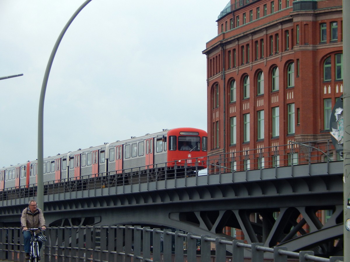 Da kommt man sich ja schon fast wie in New York vor. Ein Triebzug der Hamburger Hochbahn fährt gleich in die Haltestelle Baumwall eingefahren.

Hamburg 09.05.2015