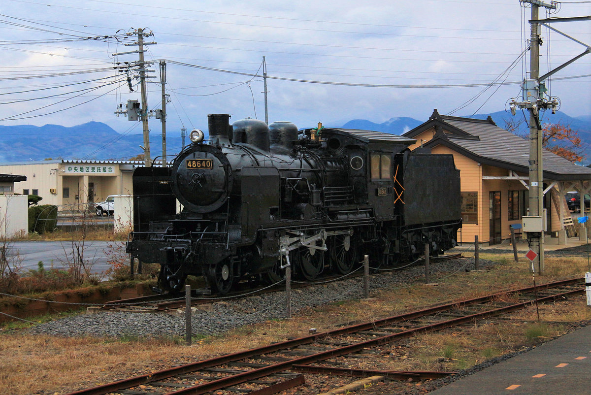 Da liegen 45 Jahre zwischen den Aufnahmen derselben Dampflok 4-8640: Jetzt steht die Lok als Denkmal im hohen Norden der japanischen Hauptinsel. Nisato bei der Stadt Hirosaki, 15.November 2017