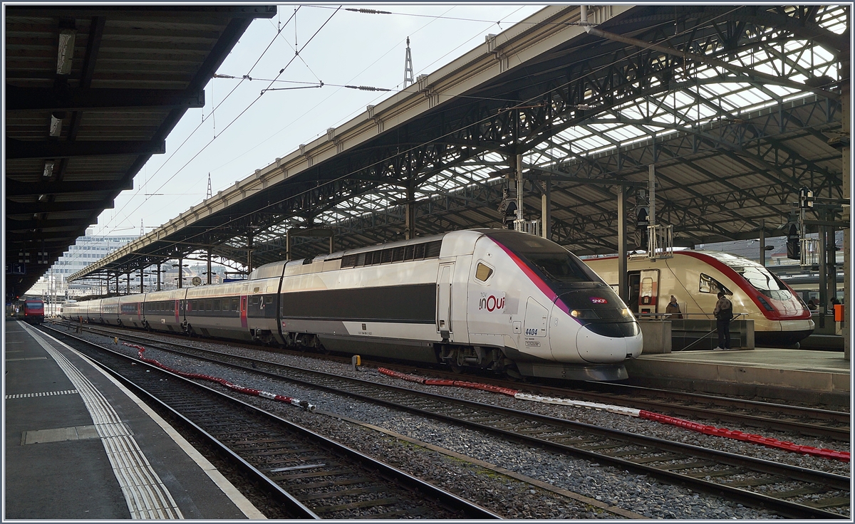 Da Lyria ihre Flotte auf den Fahrplanwechsel von 19 POS auf 15 Euroduplex TGV-Züge umstellt, werden die POS ab Fahrplanwechsel in ein neues Einsatzgebiet versetzt und dazu bereits farblich angepasst: Der  InOui  TGV 4404 ist als TGV Lyria 9261 von Paris an seinem Ziel in Lausanne angekommen und wird nun bis zur Bereitstellung der baldigen Rückfahrt in die Abstellgruppe fahren, wie übrigens auch der ICN auf dem Nachbargleis.

4. Dezember 2019