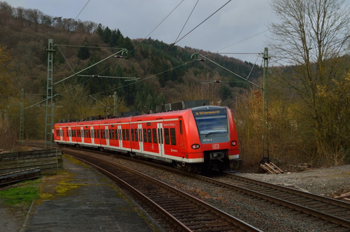 Da macht der  Neustadt an der Weinstraße  alias 425 702-8 die Biege und verlässt eiligen Rades Neckargerach. 19.2.2014