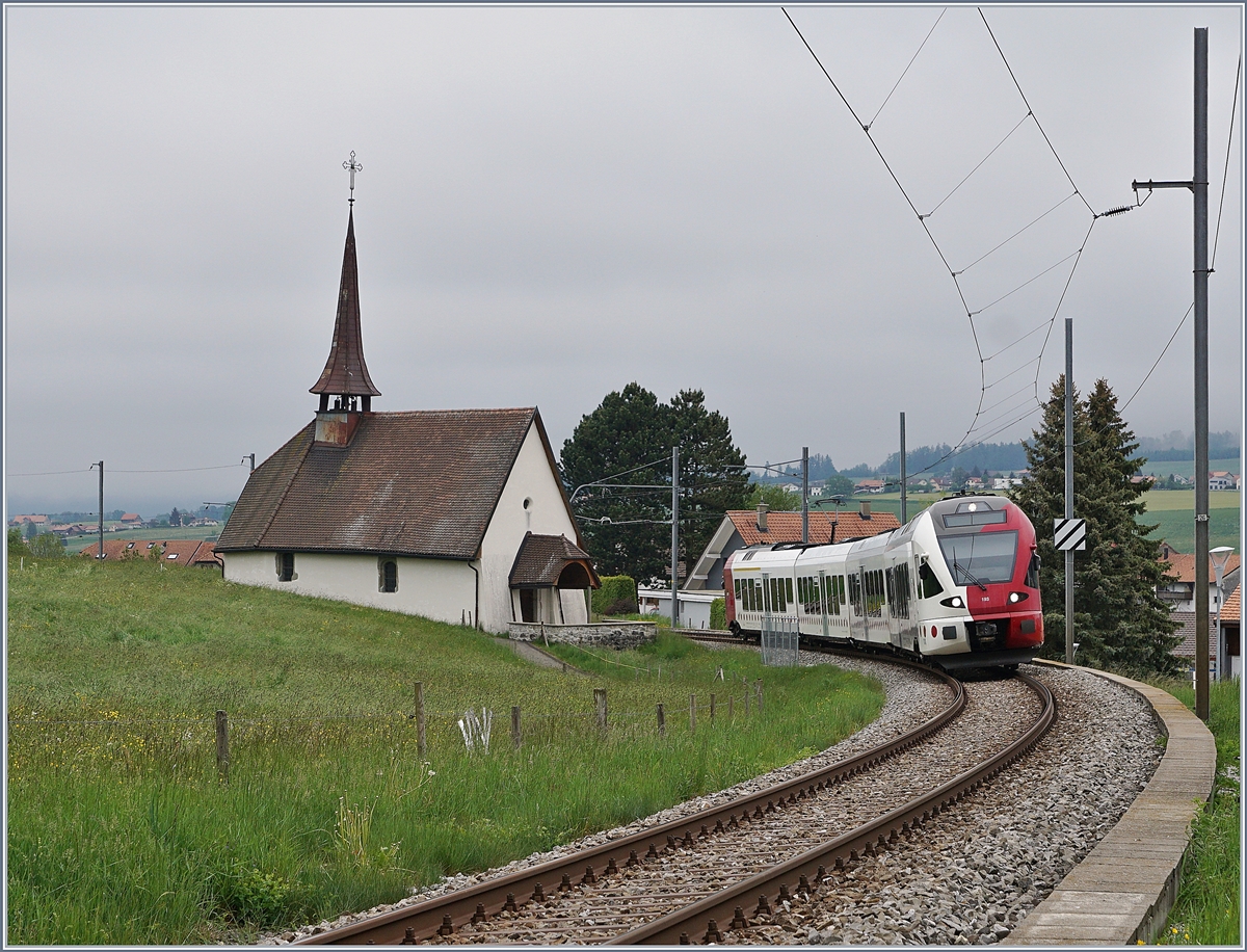 Da man nun nicht mehr ganz so streng zu Hause bleiben soll (wo es nota bene am meisten Viren hat) wagte ich gestern einen Ausflug über die Kantonsgrenze nach Vaulruz; wo es mich an diese etwas versteckte Fotostelle verschlug, die ich mir bei anderem Wetter gerne nochmals anschauen werde.

Im Bild der TPF RABe 527 193 als RE von Bulle nach Fribourg bei der  Chappel de Vaulruz  unter der herrlichen  windschiefen  Fahrleitung. 

12. Mai 2020 