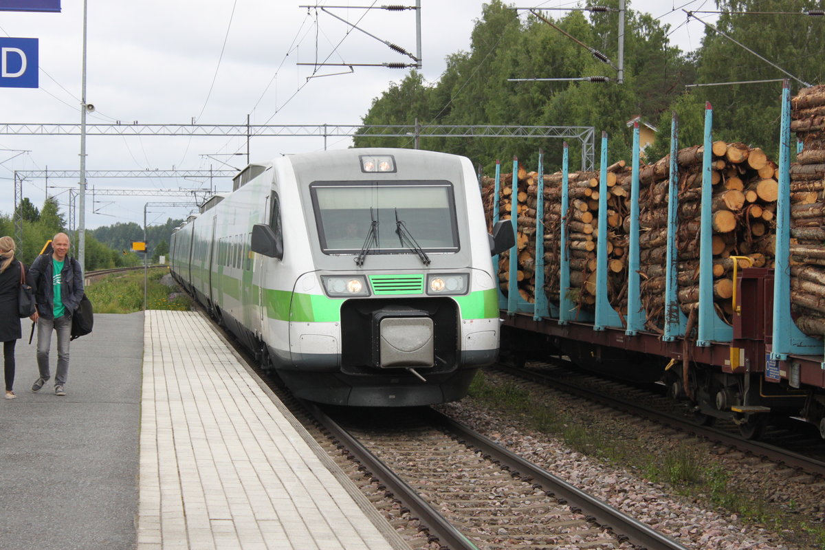 Da die meisten Strecken in Finnland eingleisig sind ergeben sich auf dem langen Weg in Richtung Norden zahlreiche Kreuzungen. Den Aufenthalt meines IC63 nach Kuopio konnte ich effektiv nutzen um den Gegenzug S64 nach Helsinki im Bahnhof Mäntyharju im Bild festzuhalten. Aufnahmedatum: 27.07.2017