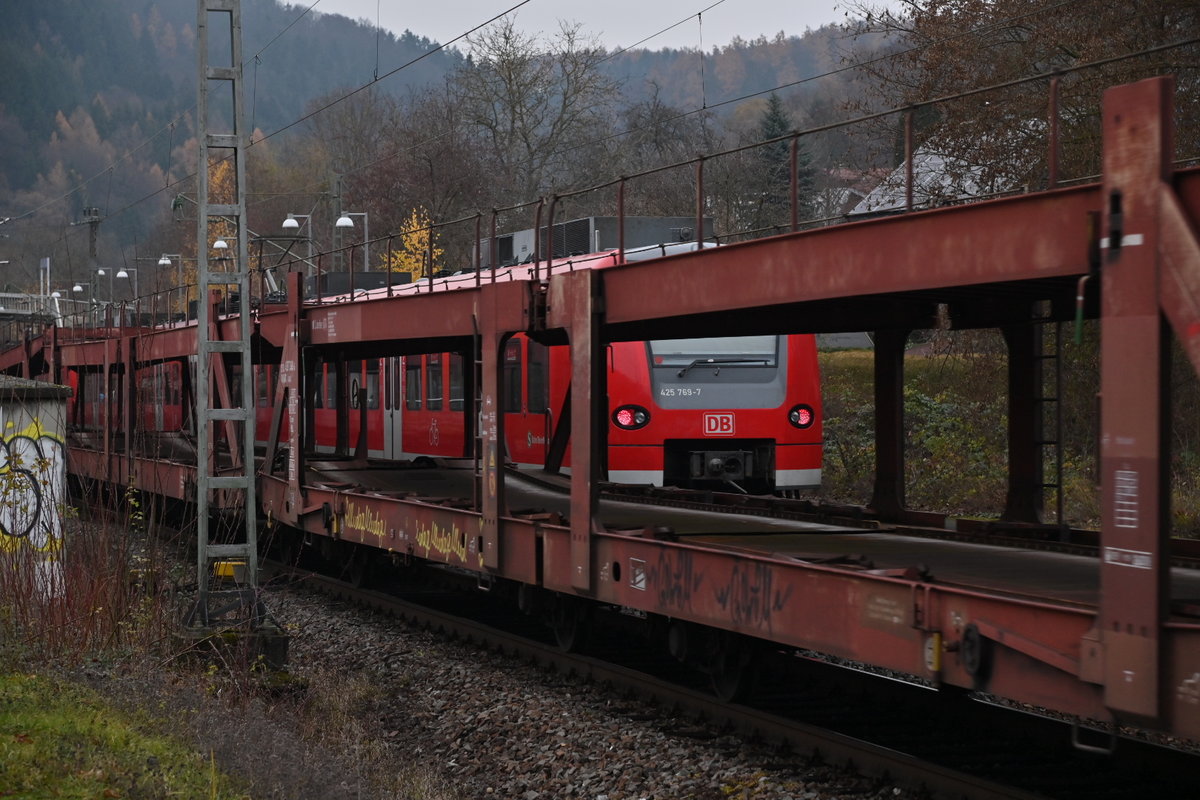 Da mir der Audileerzug den S1 Zug bei der Einfahrt in Neckargerach zufuhr, kam mir die Idee für dieses Bild in den Sinn quasi ein 2 in 1 Bild  zu machen.  10.12.2020