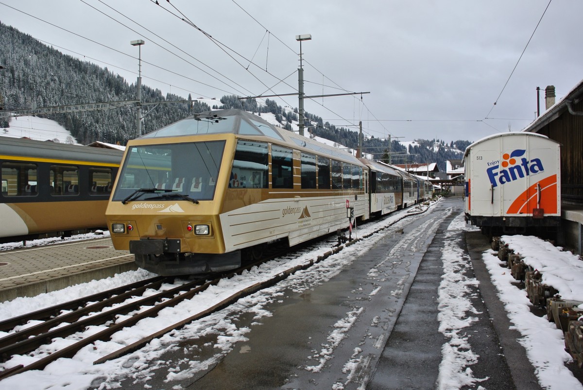 Da momentan der neuere Ast des Golden Pass Panoramic ausser Betrieb ist, verkehrt der Pendel wieder einmal mit dem Vorgnger Steuerwagen. Ast 117 an der Spitze des D 2119 in Zweisimmen, 24.11.2013.