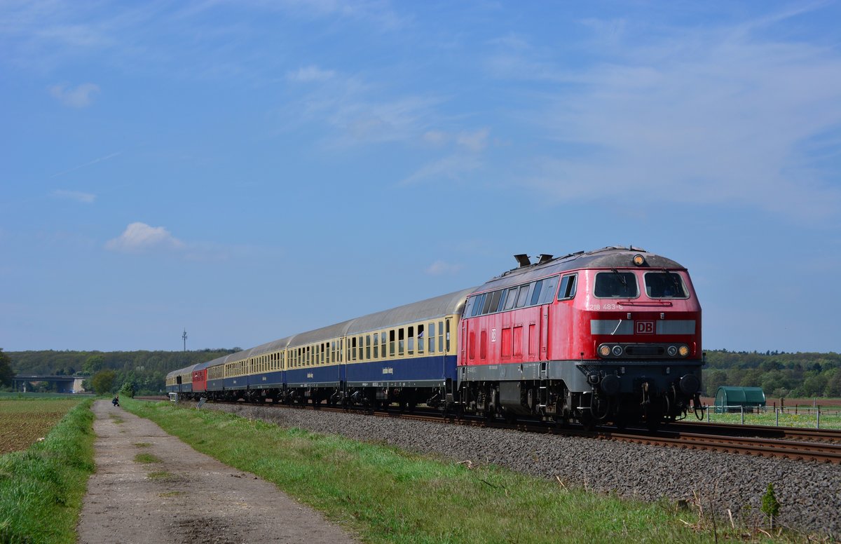 Da die Moselstrecke wegen Bauarbeiten gesperrt ist wurde der Hetzerather über die Eifelbahn umgeleitet. Hier hatte 218 483-8 die Ehre den Hetzerather über die Eifelbahn zu ziehen, hier rollt die an Wisskirchen vorbei gen Euskirchen. Bis vor 5 Jahren waren die 218er noch planmäßig auf der Eifelbahn unterwegs umso mehr war die Freude wieder eine 218 auf der Eifelbahn zu fotografieren.

Wisskirchen 06.05.2017
