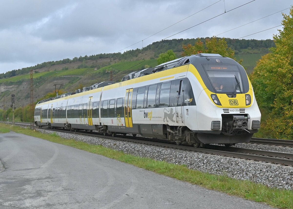 Da muss ich als Badener nach Franken fahren um einen BEWEGT 3442 abzulichten.
In diesem Fall handelt es sich um den DB 3442 204 der hier in Thüngersheim von mir fotografisch erlegt wurde. 5.10.2021
P.S. besten Dank an den Tf für den Lichtergruß aus der Ferne und den händischen. VG retour.