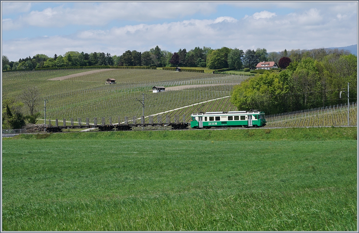 Da neben den jährlich 235 000 Tonnen Kies, für welches die beiden Ge 4/4 gebraucht werden auch noch weitere 42 000 Tonnen andere  Güter auf der BAB transportiert werden, wird dafür ein durch die SURF Be 4/4 frei gewordener Be 4/4 genutzt. Das Bild zeigt den Be 4/4 N° 12 bei Vufflens le Château mit zwei Res Wagen welche wohl in Bière mit Holz beladen werden.