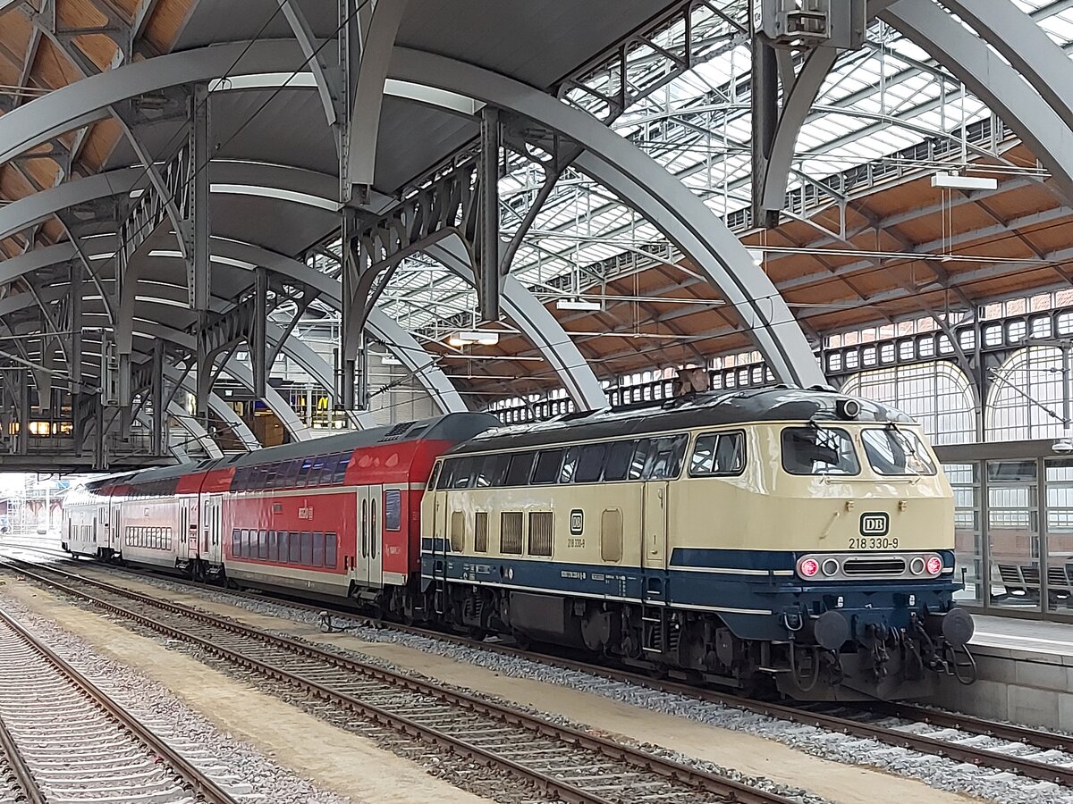 Da von den neuen 648 nicht genügend Triebwagen einsatzbereit sind, fuhr diese Ersatzgarnitur zwischen Lübeck und Neustadt/Holstein mit in den Umläufen. 218 330-9 brachte uns mit dieser Garnitur am 23.01.2023 als RB 11623 auf dem Heimweg pünktlich bis Lübeck HBF, wo nach der Ankunft dieses Foto gemacht wurde. 