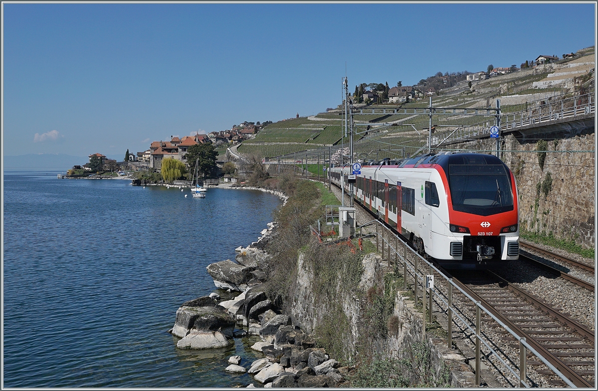 Da die neuen Flirt 3 noch relativ seltenen im Einsatz sind, nutzte ich nach meinem Aufenthalt in Cully die Gelegenheit zwischen St-Saphorin und Rivaz die aus Aigle zurück fahrenden SBB Flirt 3 RABe 523 109 und 107 nochmals zu fotografieren. Die beiden Triebzüge sind als S 2 24424 nach Vallorbe unterwegs.

1. April 2021
