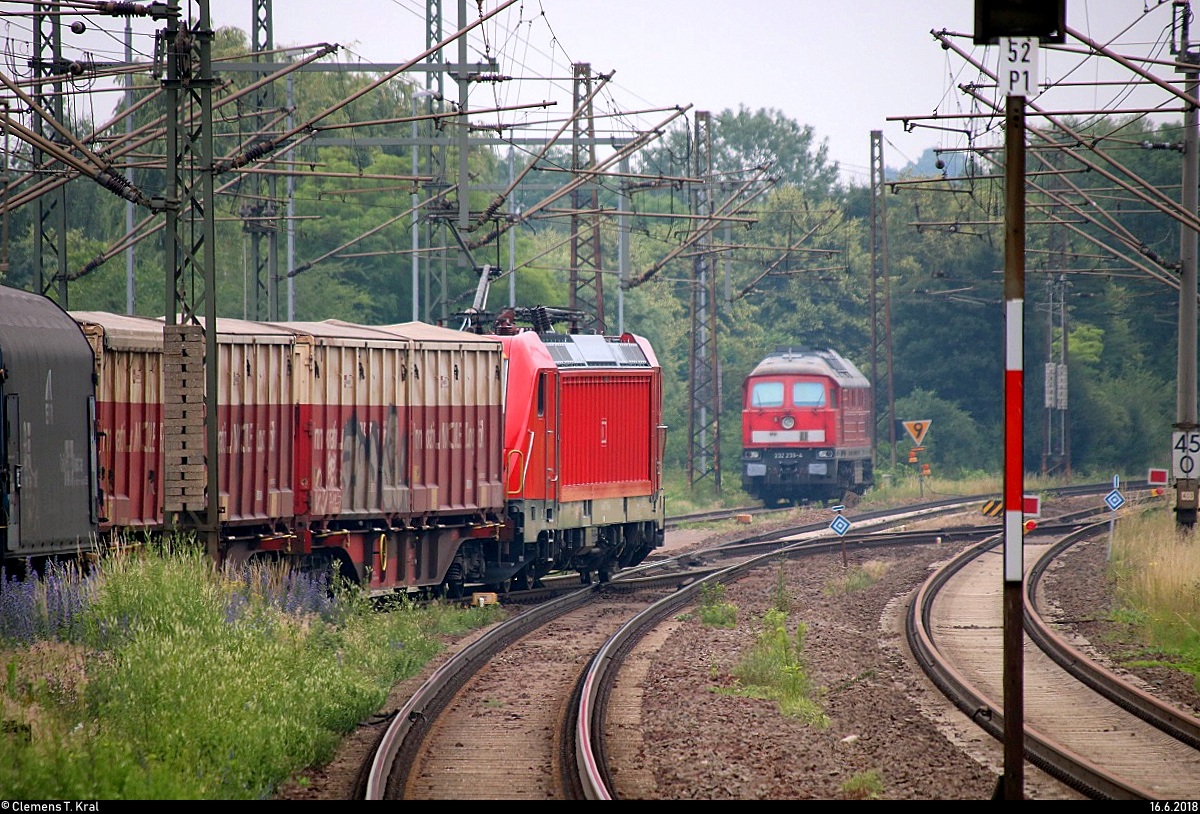 Da nicht anders aufzunehmen, hier ein Tele-Blick auf 232 239-4 der Erfurter Bahnservice GmbH (EBS) und einen gemischten Gz mit 187 ??? DB, der Naumburg(Saale)Hbf auf Gleis 3 Richtung Großkorbetha verlässt.
[16.6.2018 | 7:55 Uhr]