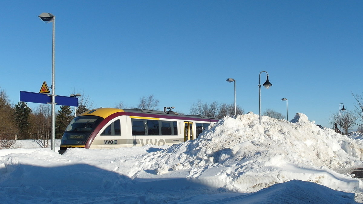 Da ist nicht viel zu sehen vom Desiro 642 843 als RB73912 nach Heidenau weil die Schneemassen vom geräumten Parkplatz ihn größtenteils verdecken; Altenberg (Erzgebirge), 21.01.2017
