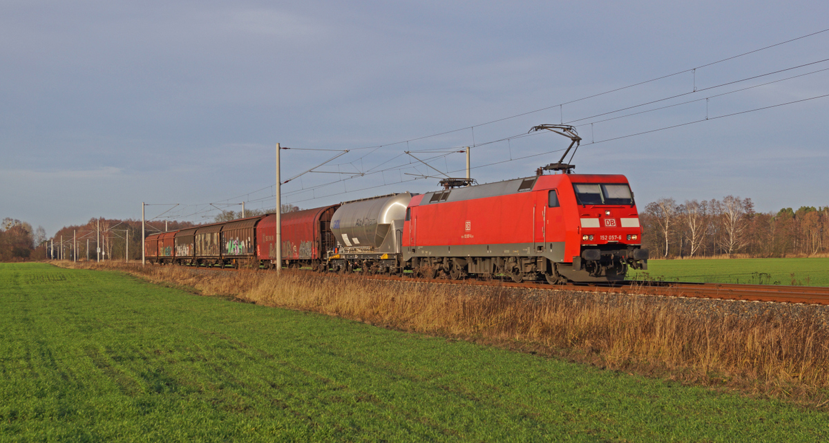 Da die ODEG verspätet war, folgte im Blockabstand gleich 53133 ins EKO mit beschaulicher Länge, aber starker Bespannung durch 152 057. Löpten, 20.12.15