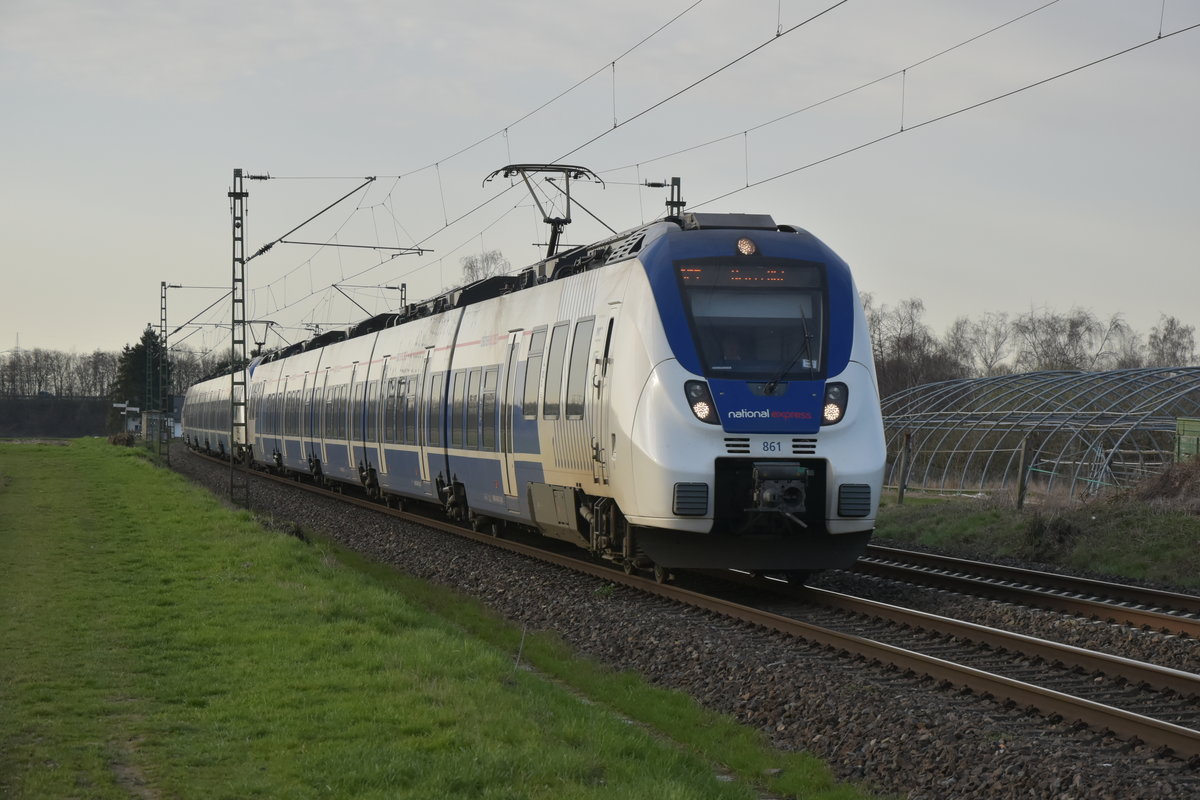 Da pendelt eine Doppeleinheit 9442 der NX zwischen Krefeld Hbf und Neuss Hbf hin und her, weil die Strecke zwischen Neuss und Köln wegen Bauarbeiten gesperrt ist.....an diesem Sonntag war auch zwischen Mönchengladbach, Krefeld und Venlo kein Verkehr möglich, da in Viersen Brückenbauarbeiten statt fanden. 
Kaarst Broicherseite am Sonntag den 12.3.2017