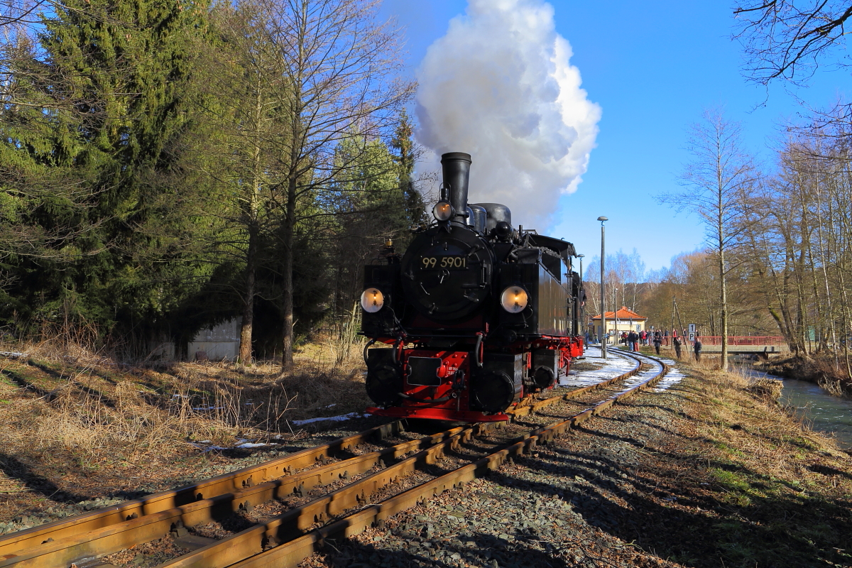 Da Platz für einen planmäßigen Triebwagen gemacht werden muß, ziehen 99 5901 und 99 6101 ihren IG HSB-Sonder-PmG am 14.02.2015 aus dem Haltepunkt Silberhütte (Anhalt), um ihn ein kleines Stück weiter, auf dem Anschlußgleis zum ehemaligen Heizwerk des einstigen VEB`s  Pyrotechnik Silberhütte , zwischenzuparken. (Bild 2)