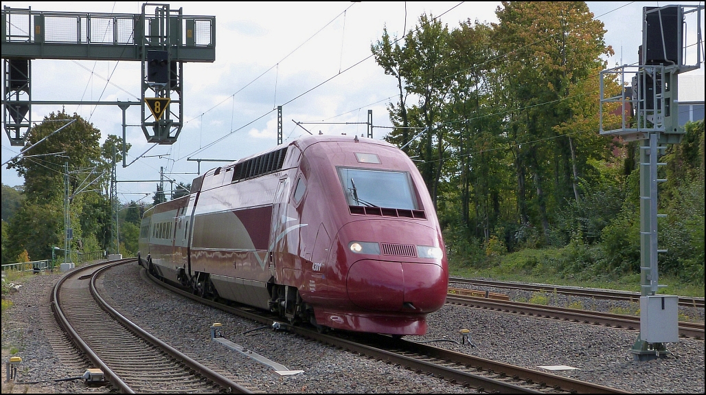 Da rauscht er dahin, der Thalys unterwegs nach Paris. Hier zu sehen bei der Durchfahrt am Bahnhof von Eschweiler an der KBS 480, 11.Oktober 2020. Nächster Halt ist Aachen Hauptbahnhof. 