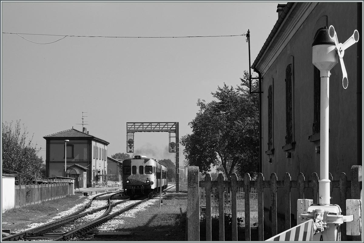 Da rechts im Bild der  Propeller  dreht und somit der Bahnübergang zusätzlich zur Schranke gesichert ist, kann der FER Regionalzug, bestehend aus dem Aln 668 014 und Ln 880 034 Brescello Richtung Parma verlassen. 
22. Sept. 2014