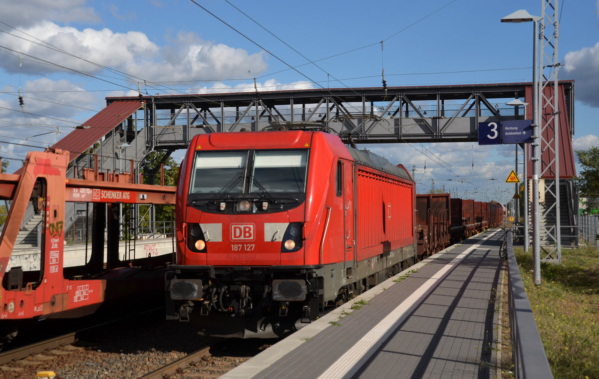 Da das Regelgleis in Richtung Potsdam/Seddin am 25.09.18 bereit durch einen Richtung Seddin ausfahrenden Güterzug belegt war, wurde 187 127 mit ihrem gemischten Güterzug in Saarmund auf dem Gegengleis am Bahnsteig, ebenfalls Richtung Seddin, vorbeigeführt.