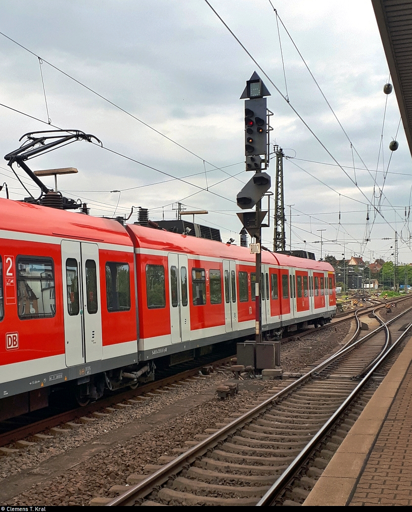 Da die S-Bahnen der Linien S4 und S5 wegen einer Großstörung zwischen Stuttgart und Ludwigsburg kurzfristig im Bahnhof Ludwigsburg endeten bzw. starteten und dabei auch die Gegengleise nutzten, kamen auch abweichende Signalbilder zum Einsatz.
Für die Ausfahrt dieses Zuges auf Gleis 2 zeigt das Signal Hp 0 und Sh 1 an. Somit handelt es sich zunächst um eine Rangierfahrt. In Verbindung mit dem einen roten Licht (normalerweise leuchten zwei) stehen die beiden weißen Lichter für die Aufhebung des Haltegebots für Rangierfahrten.
(Smartphone-Aufnahme)

🧰 S-Bahn Stuttgart
🚝 S4 Ludwigsburg–Backnang
🕓 23.9.2020 | 14:05 Uhr