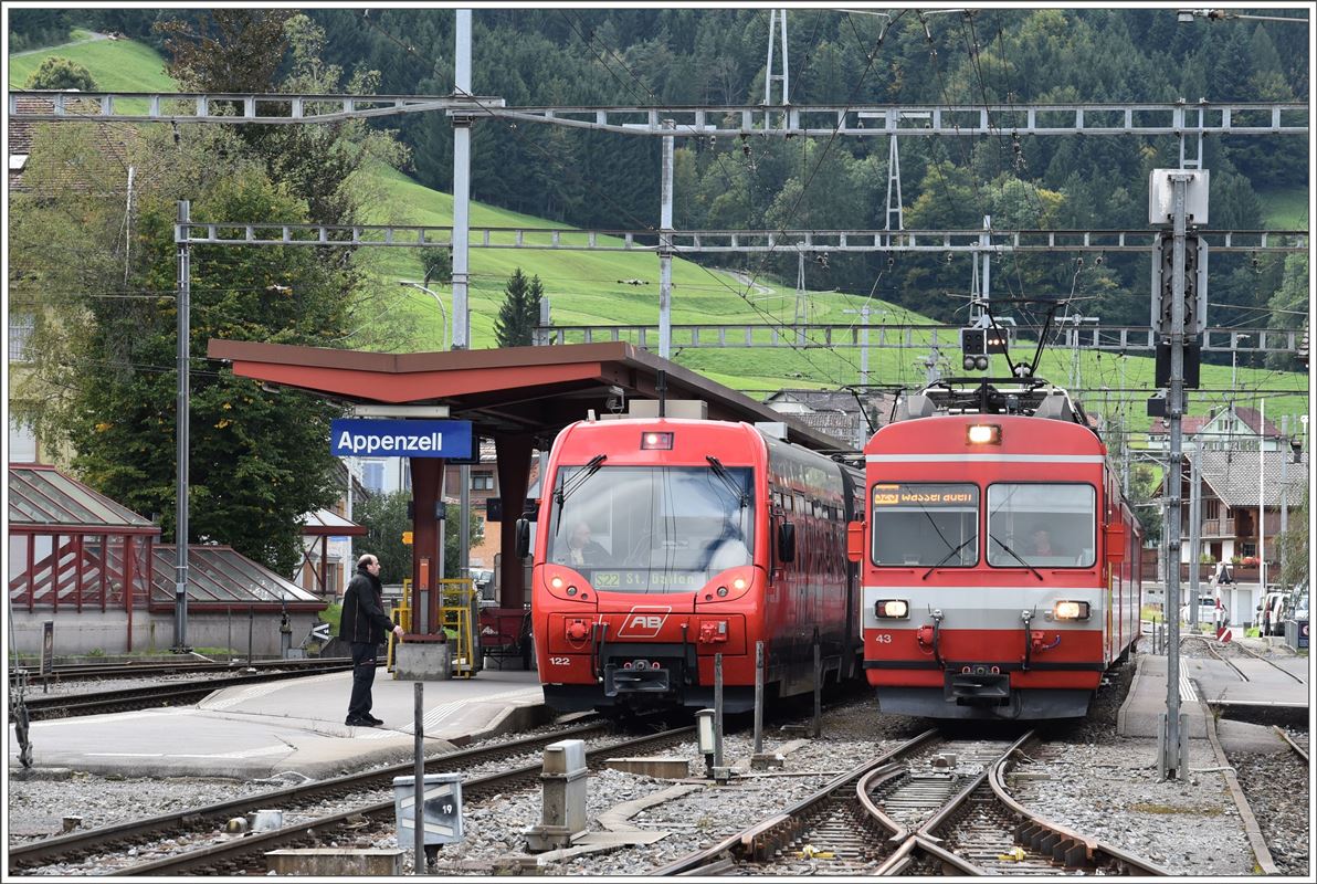Da die S23 nach Wasserauen vor der S22 nach St.Gallen abfährt, überholt der BDe 4/4 43 den ABt 122 über eine Weichenverbindung. (18.09.2017)