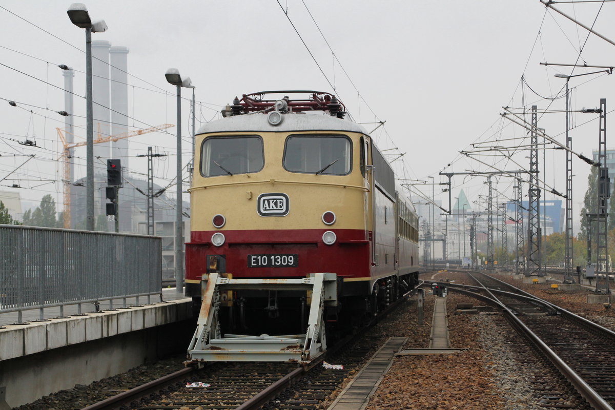 Da schaut man beim S-Bahn-Fahren verträumt aus dem Fenster, und dann sieht man doch tatsächlich die E10 1309, die man in Berlin überhaupt nicht vermutet hätte...

Berlin Ostbahnhof, 17. Oktober 2016