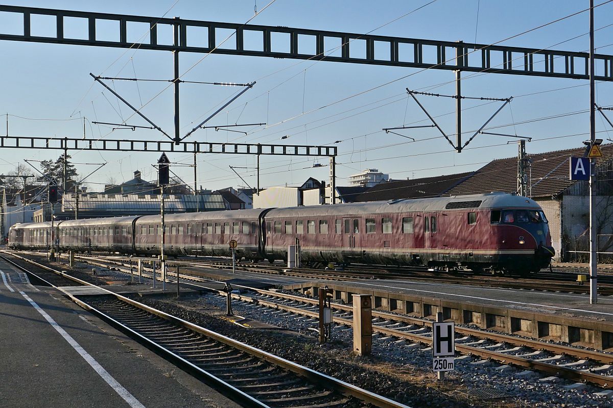Da schaut man nach dem Ausstieg aus dem Zug in Richtung Abstellung und sieht dort einen unbekannten Zug. Schnell den Bahnsteig gewechselt, um den Zug näher zu betrachten. Auf dem Weg zum Ende des Bahnsteigs fuhr aber VT 12 507, das  Stuttgarter Rössle , leider schon los. Ziel und Grund der Fahrt des Mitte der 50er Jahre gebauten Triebwagenzugs sind nicht bekannt. Friedrichshafen, 10.03.2022