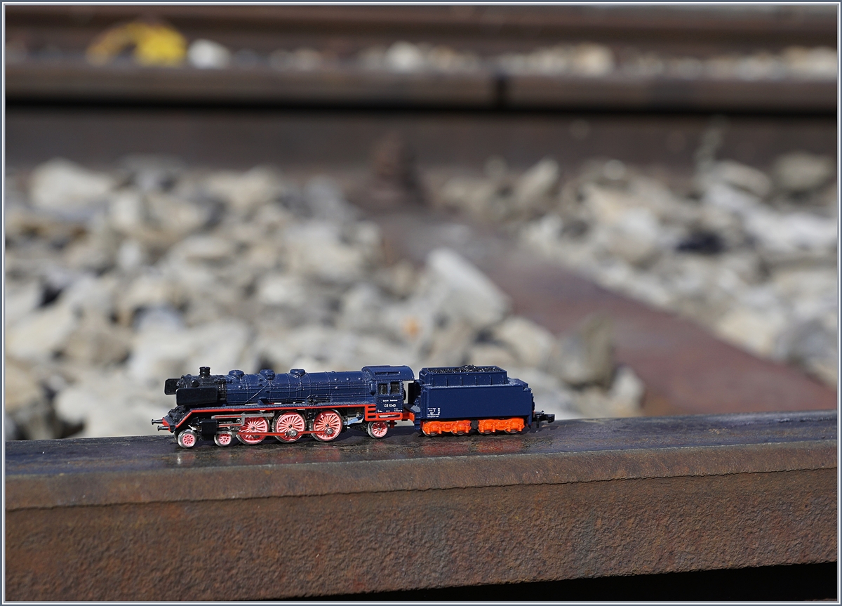 Da  Schmierdampf  nach Einschätzung der Luzerner Regierung brandgefährlich ist, wurde der Pacific 01 202 kurzfristig die Ausreise verweigert und die prächtige Lok konnte weder ihr neues Haus in Lyss in Besitz nehmen, noch an dem damit verbunden Fest  Dampftage Lyss 2018  teilnehmen. 
Aber ein Dampftag Lyss ohne Pacific? 
Das geht nicht! Und so nahm ich meine kleine und in keinster Weise mit der 01 202 vergleichbaren Pacific mit und stellte sie in Lyss auf die etwas zu breiten Geleise...
Die Märklin mini club Z 03 1043 beim Dampfftag Lyss 2018.
(Hinweis: Ausstellungsgelände, fotografieren erlaubt und durch Vereinspersonal gesichert.) 11. August 2018
