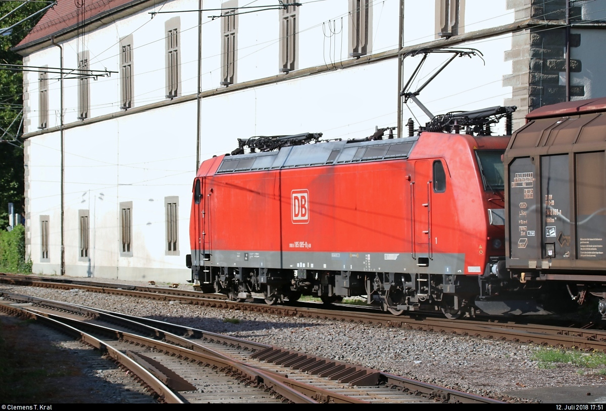 Da im seitlichen Portrait nicht möglich, hier noch ein Blick auf 185 085-8 DB mit Güterwagen, der die Abstellanlage des Bahnhof Konstanz vor dem Konzil verlässt.
[12.7.2018 | 17:51 Uhr]
