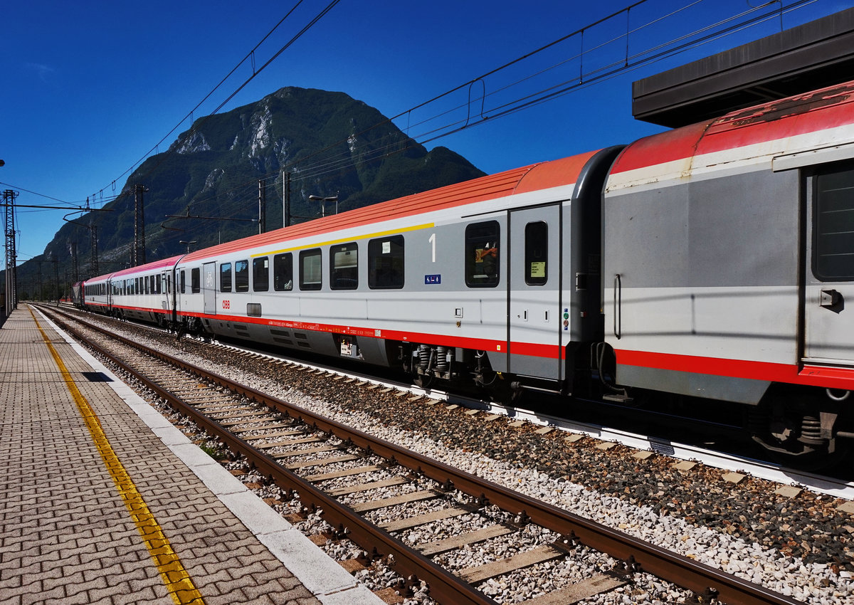 Da sich der Alpe-Adria-Radweg großer Beliebtheit erfreut, wurden die ÖBB an schönen Tagen sprichwörtlich überrannt. Darauf wurde sofort reagiert und dem sonst nur aus zwei 2. Klasse Reisewagen und einem Fahradwagen, der Gattung Dmsz, bestehenden MICOTRA-Zug, wurde sogleich ein ADbmpsz hinzugegeben. Die 1. Klasse kann jedoch ganz normal mit einem 2.Klasse-Ticket benützt werden.

Aufgenommen am 14.8.2016 im Bahnhof Carnia.