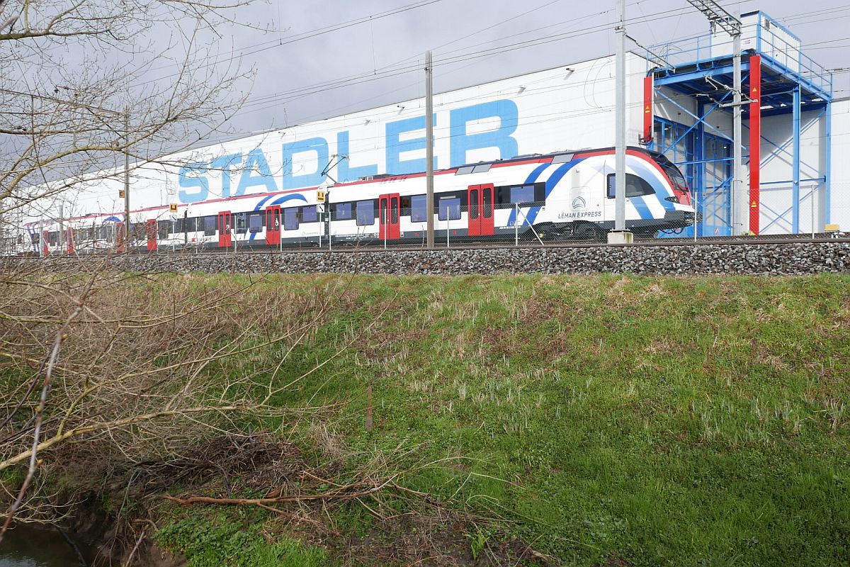 Da sieht man, wer der Hersteller ist. RABe 522 224 LÉMAN-EXPRESS, dessen Farben mit den Farben des Stadler-Werkes in Erlen harmonieren (29.03.2018).