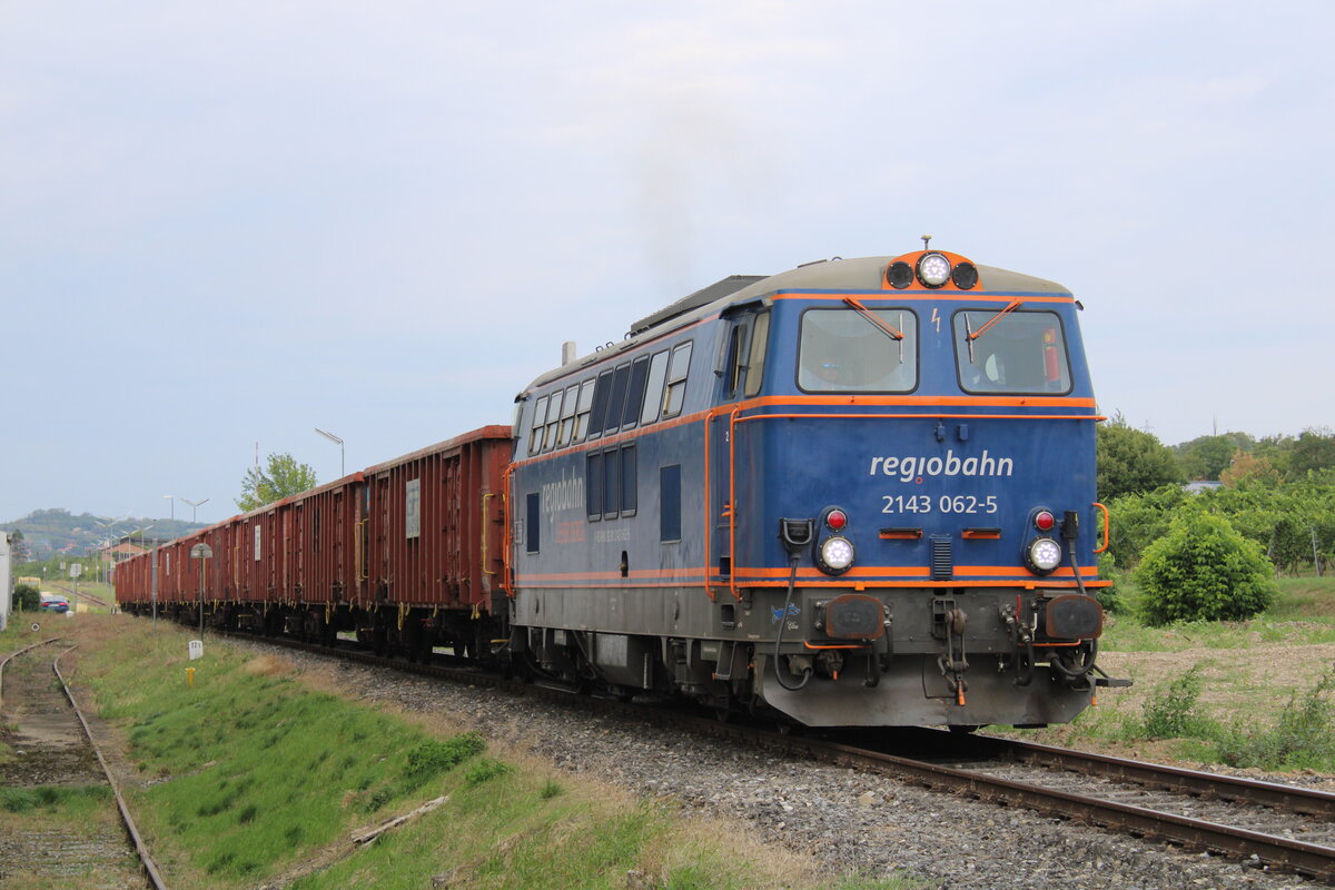 Da in den Sommermonaten die Laaer Ostbahn für Bauarbeiten gesperrt war, wurden die Schlackezüge aus Moosbierbaum-Heiligeneich über die Nord- und Zayatalbahn nach Neusiedl-St. Ulrich geführt. 
2143 062, Dobermannsdorf, 31.8.2022